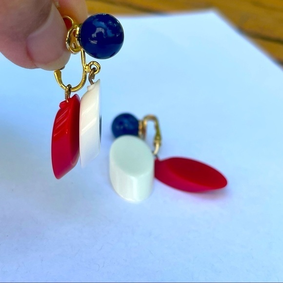 Trifari Patriotic Clip On Earrings Lucite Dangle Vintage Red White Blue - Picture 11 of 11
